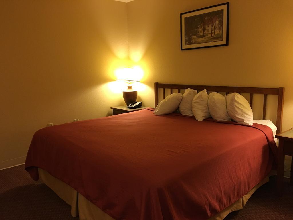 Norwood Inn And Suites Chaska 外观 照片