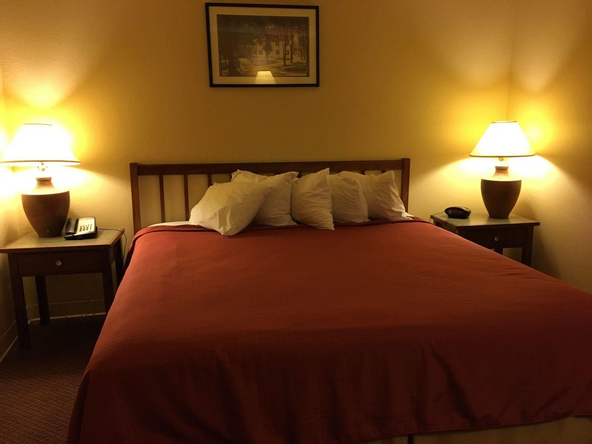 Norwood Inn And Suites Chaska 外观 照片