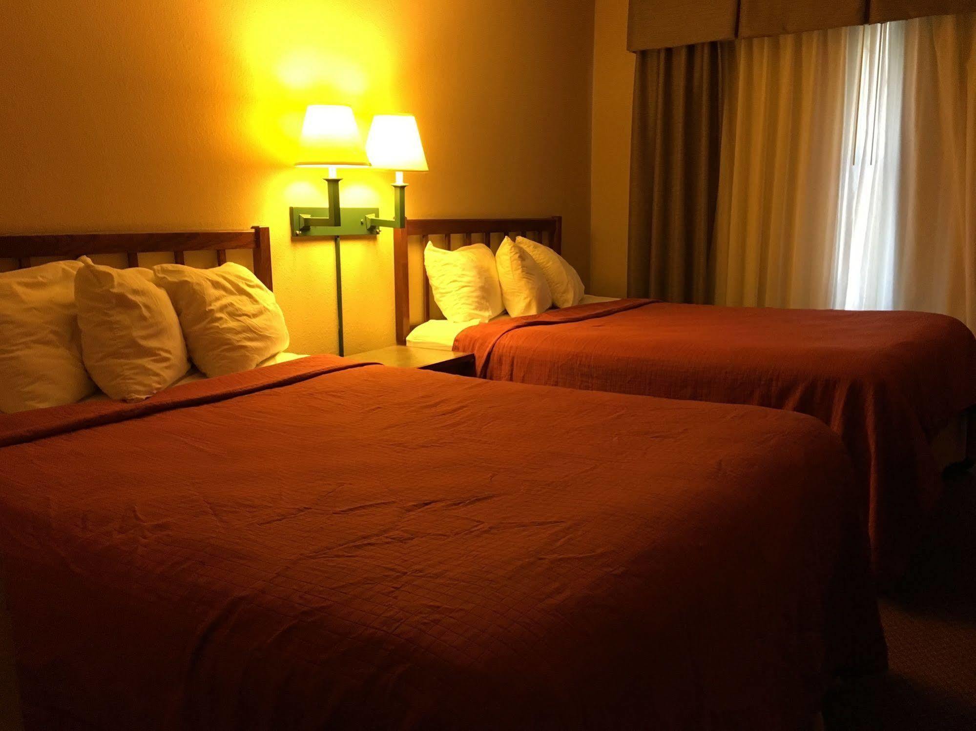 Norwood Inn And Suites Chaska 外观 照片