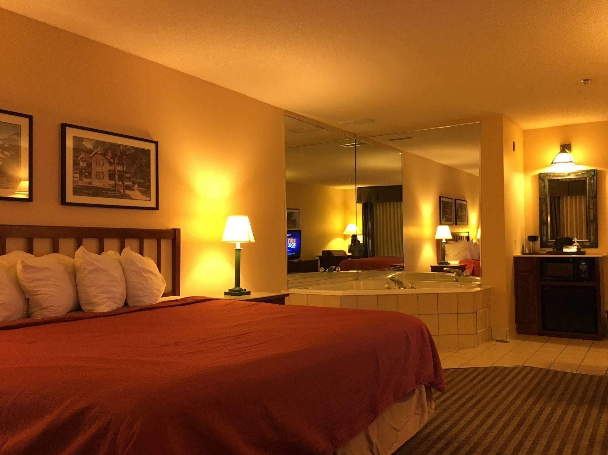 Norwood Inn And Suites Chaska 外观 照片